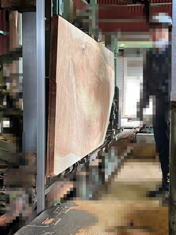 天井に使用する、40年程前の杉板を製材しています。サムネイル